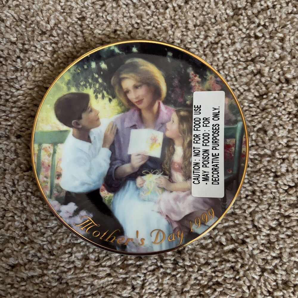 Vintage Avon "Pride and Joy" 1999 Mother's Day Plate Caucasian 22K Gold NIB